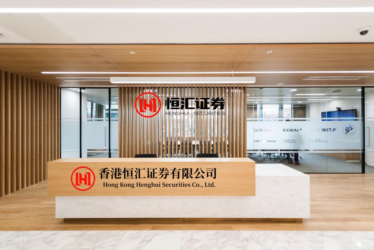 尚红网  仅播5集，热度破19000，终于有一部像样的奇幻剧可以追了没想高伟光到一出手，又是国产奇幻剧名场面。大漠孤烟，长河落日。塞外边城，大汉“飞将军”李延胜凯旋而回，飞马如龙，众人喝彩。可来自未来的“哑舍”老板毕之却皱起眉头：这下难办了。我要的东西，在他的铠甲上。因为毕之要的...